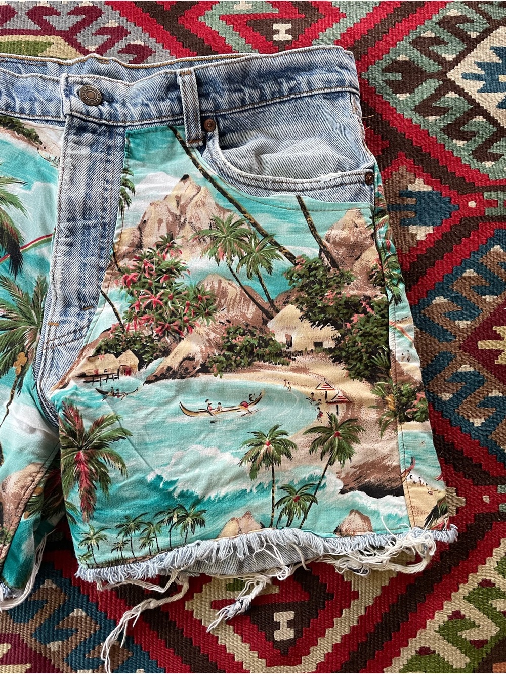 Vintage Levi’s Hawaii distressed shorts - Picture 3 of 9